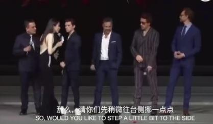 在現(xiàn)場主持人請各位主創(chuàng)為中國明星暫時(shí)讓出舞臺